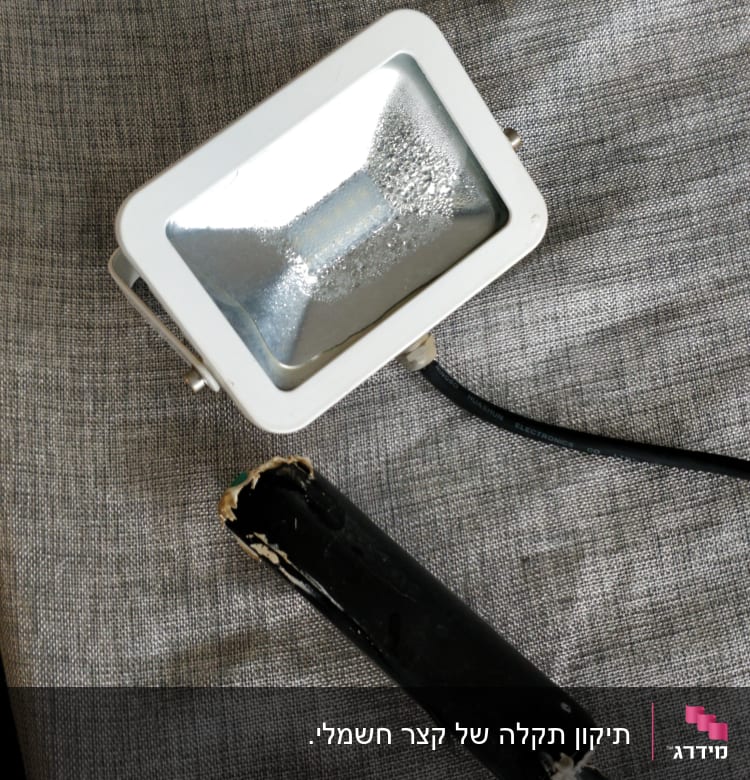 פנס עבודה עם כבל חשמלי על בד אפור